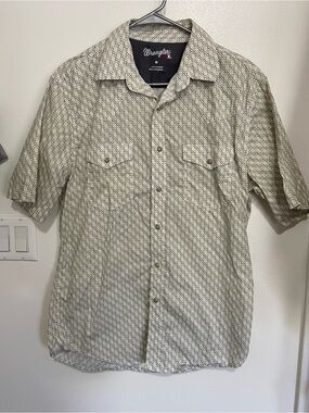 Wrangler Short Sleeve Button-Down Shirt in Cream and Tan Geometric Print